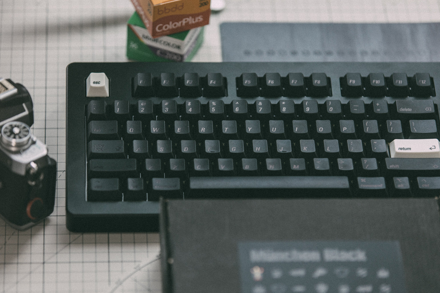 Front view of Munchen Schwarz Cherry keycaps and product packaging