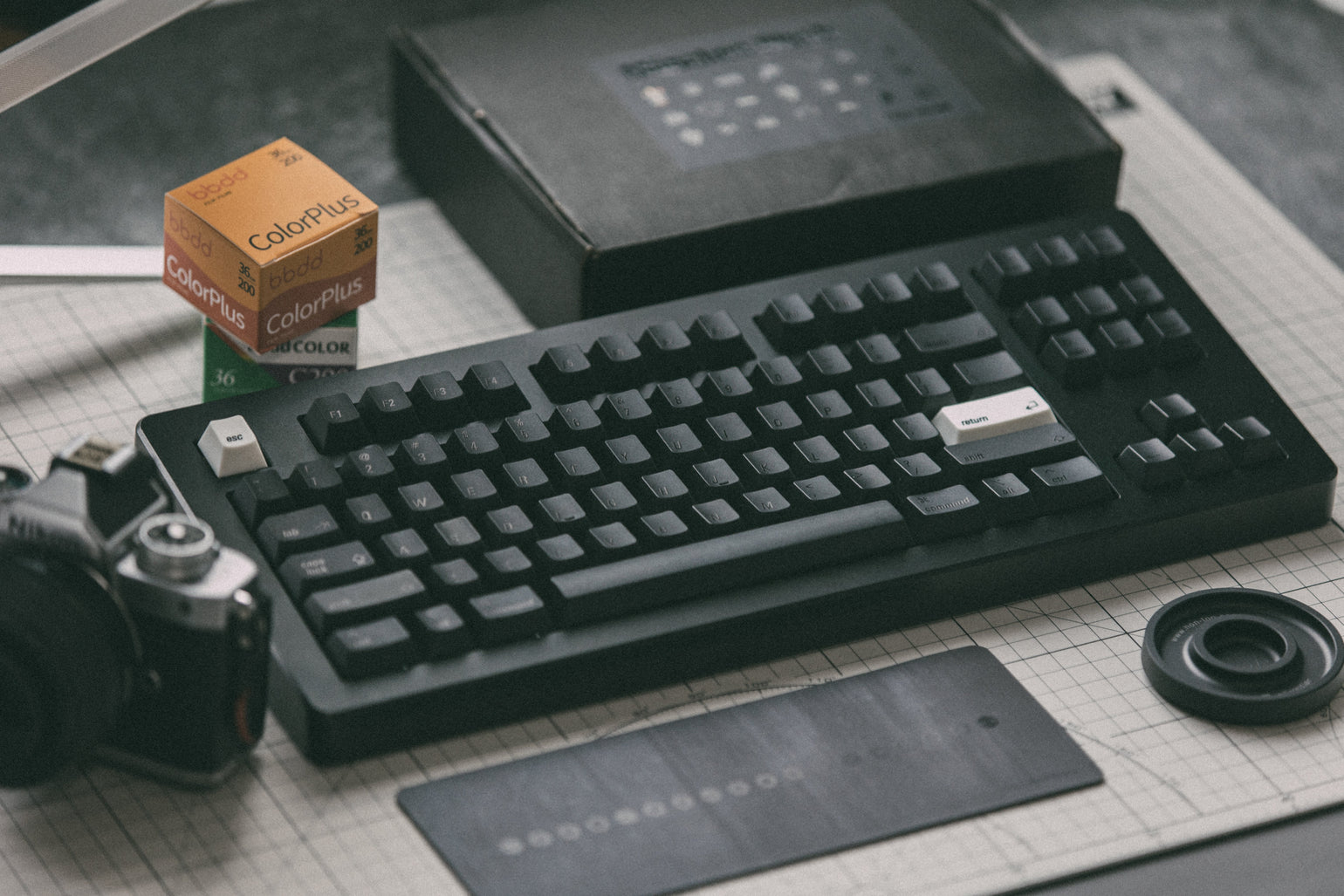 Munchen Schwarz keycaps styled on a dark mechanical keyboard with matching packaging