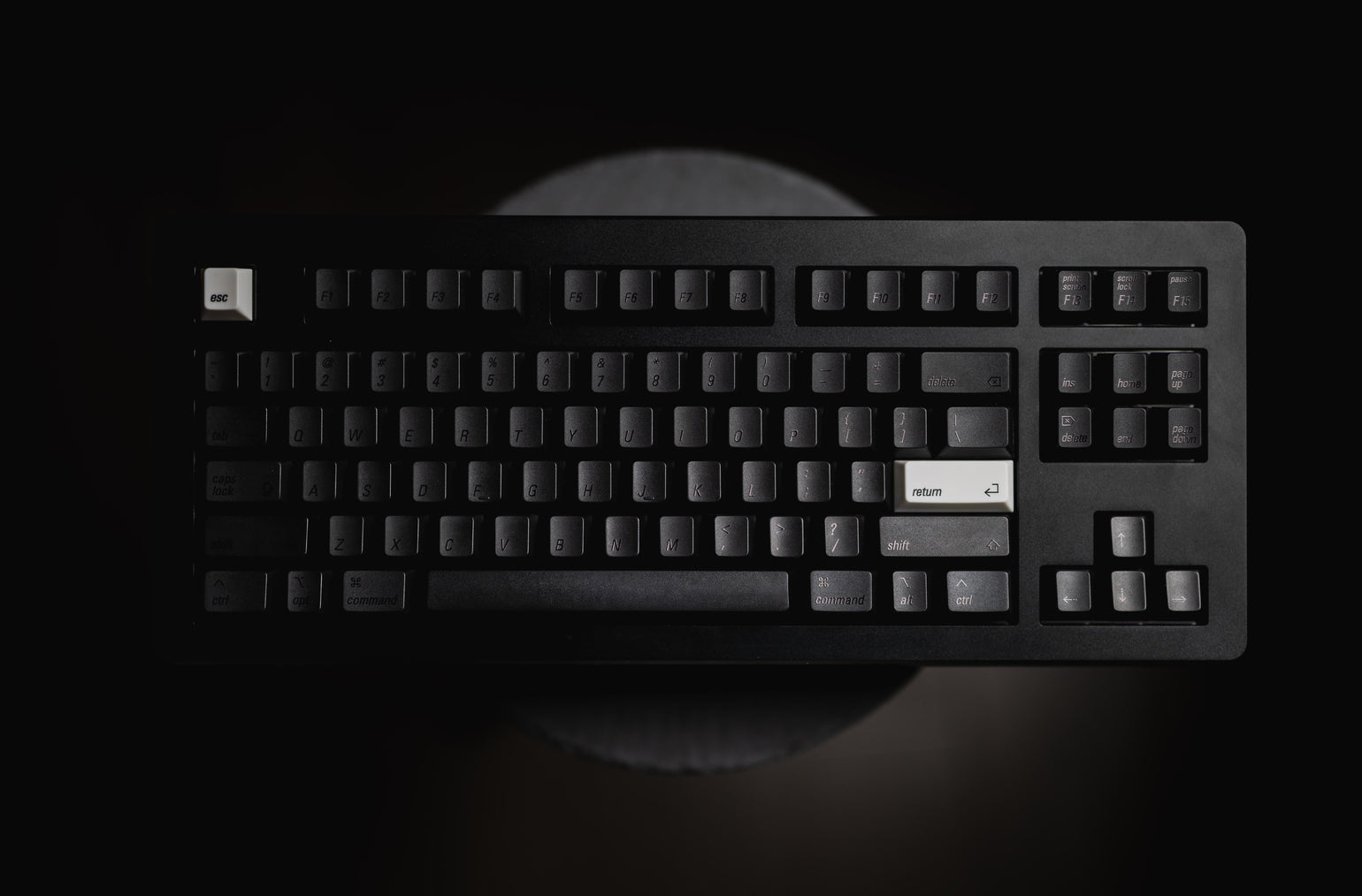 LeleLab Munchen Schwarz black-on-black keycaps on a demonstration keyboard