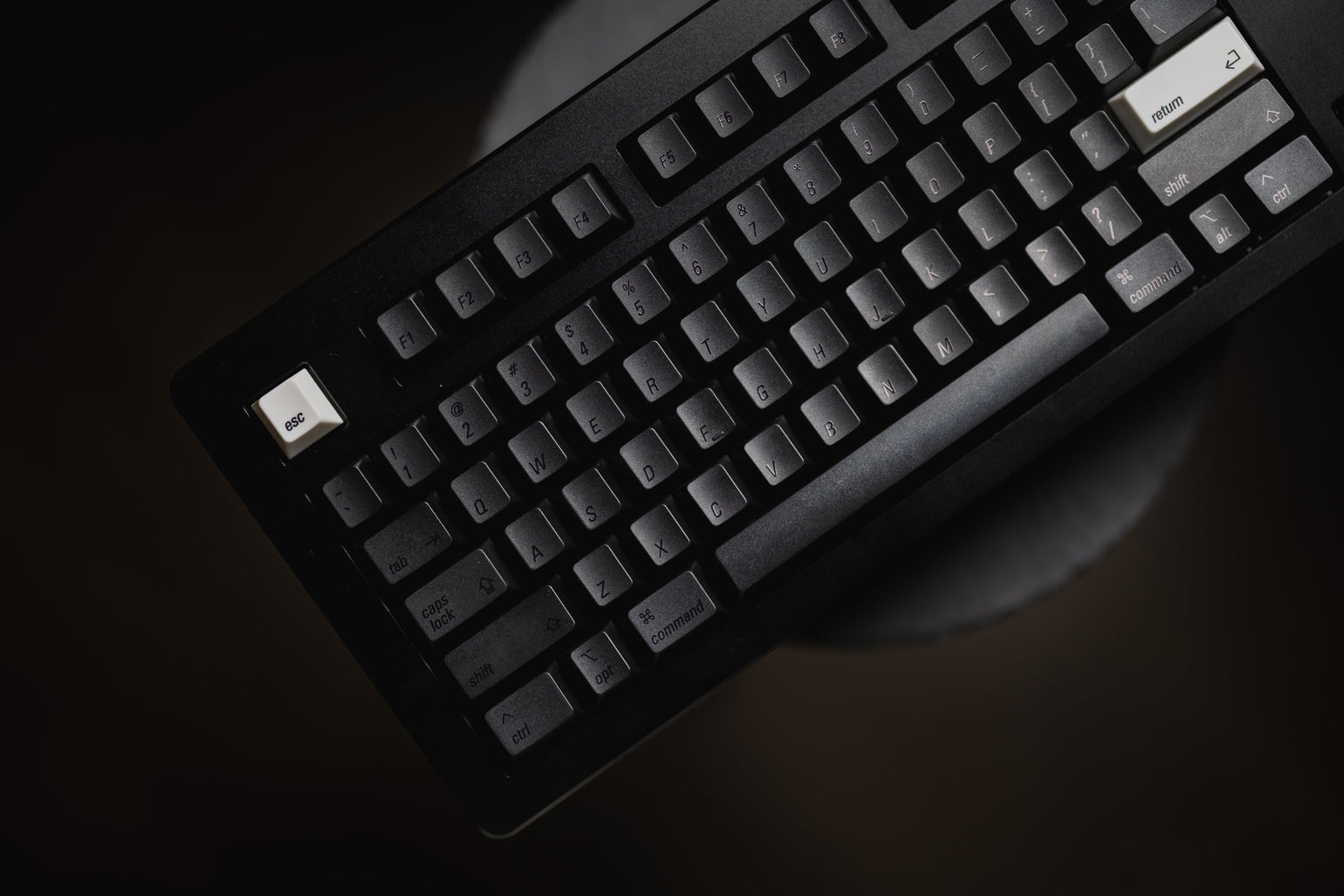 Directional light revealing glossy black UV legends on matte black Munchen Schwarz keycaps